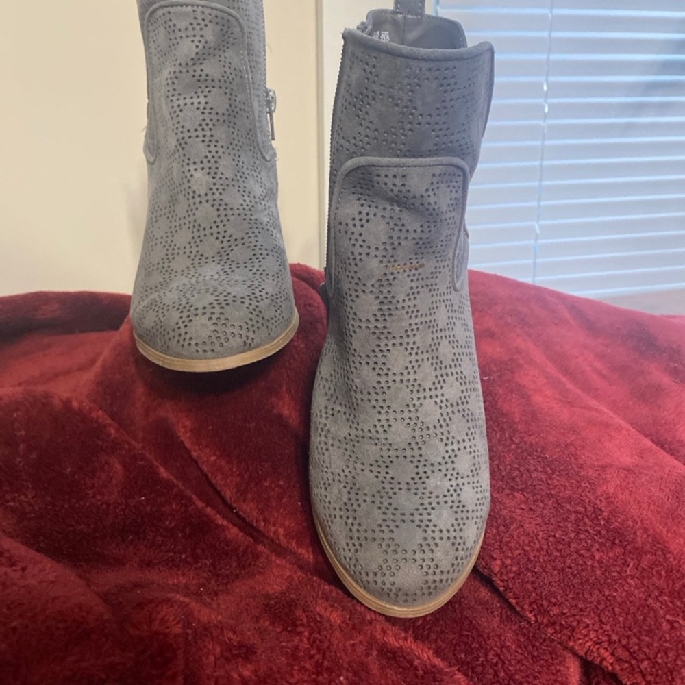Carlos by Carlos Santana Gray Ankle Booties with Textured Pattern